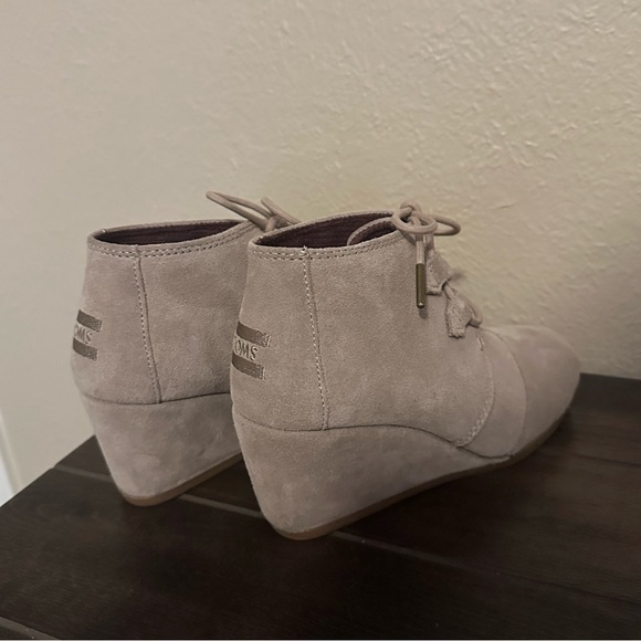EUC✨TOMS: Light Sand,Suede Lace up bootie - Picture 2 of 4